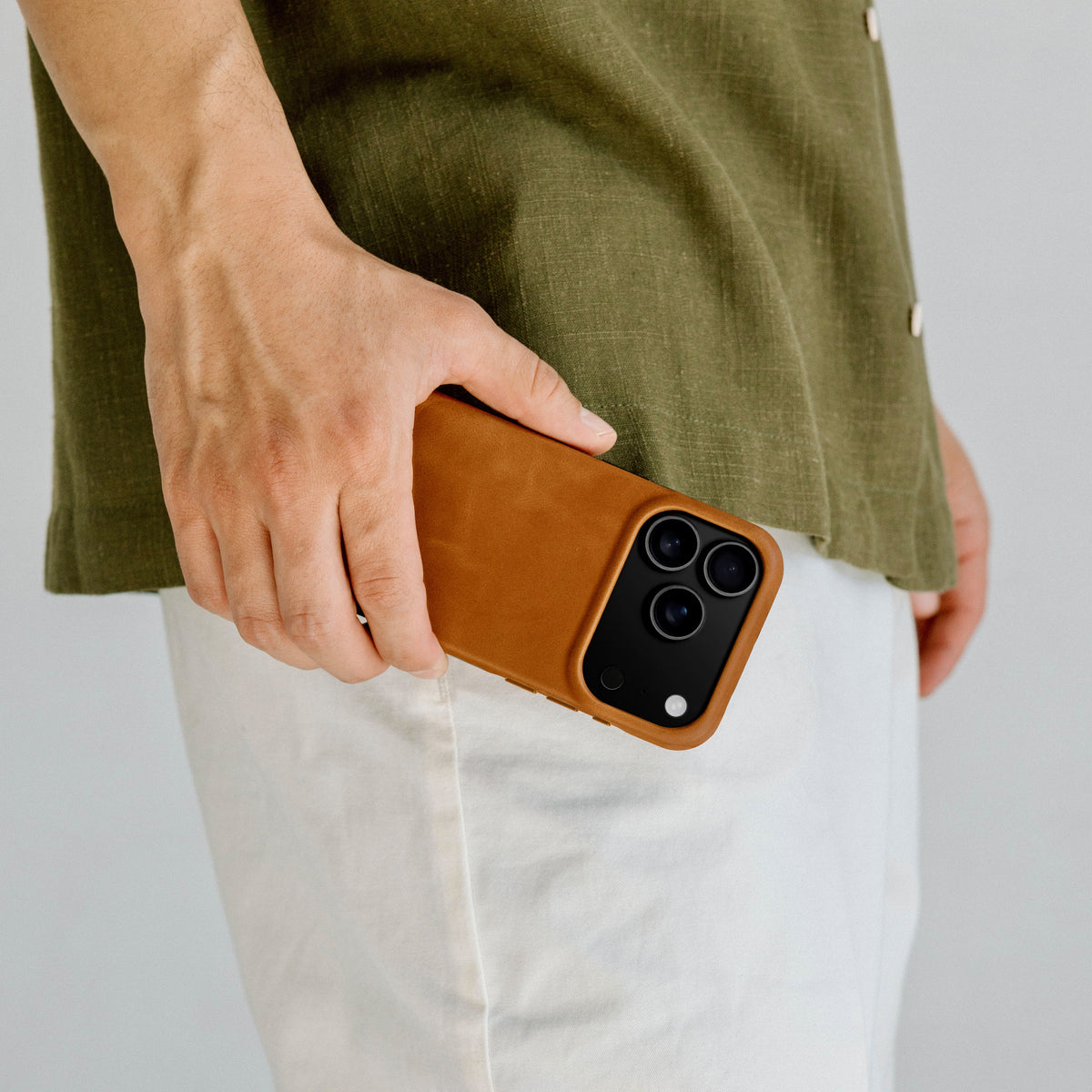 The Minimalist Full-Grain Leather iPhone 17 Pro MagSafe Case - Saddle Tan