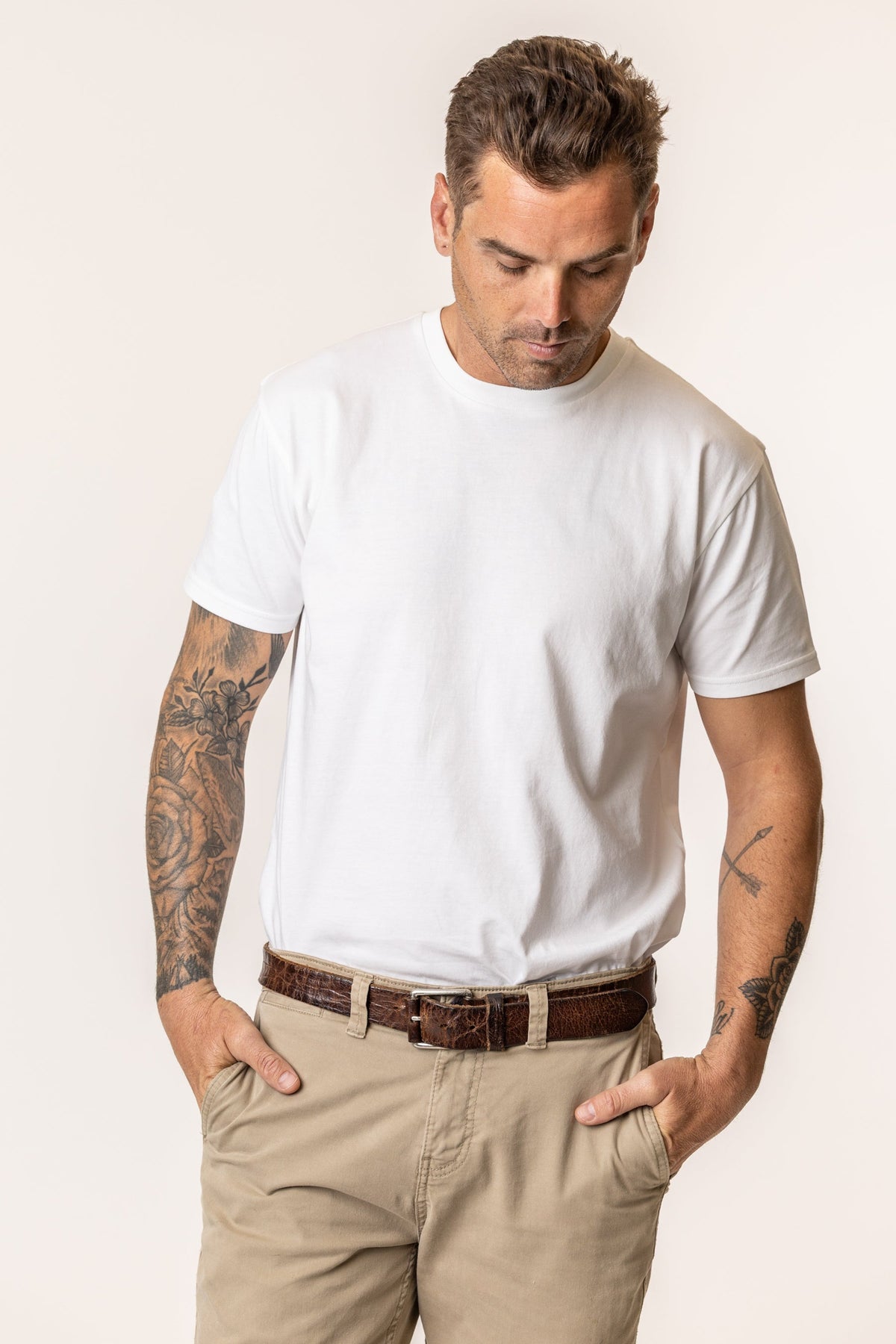 Man wearing a white cotton t-shirt#color_white