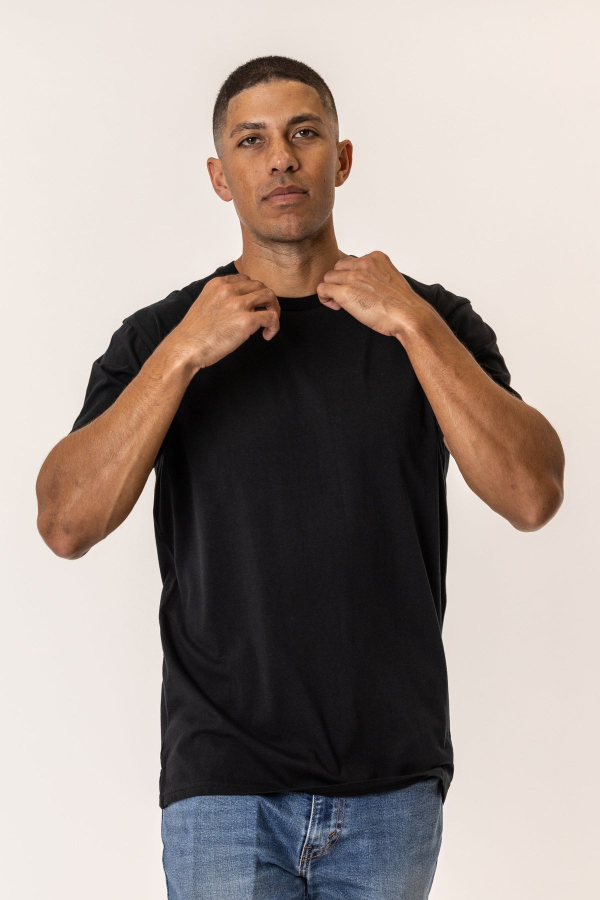 Man wearing a black t-shirt##color_black