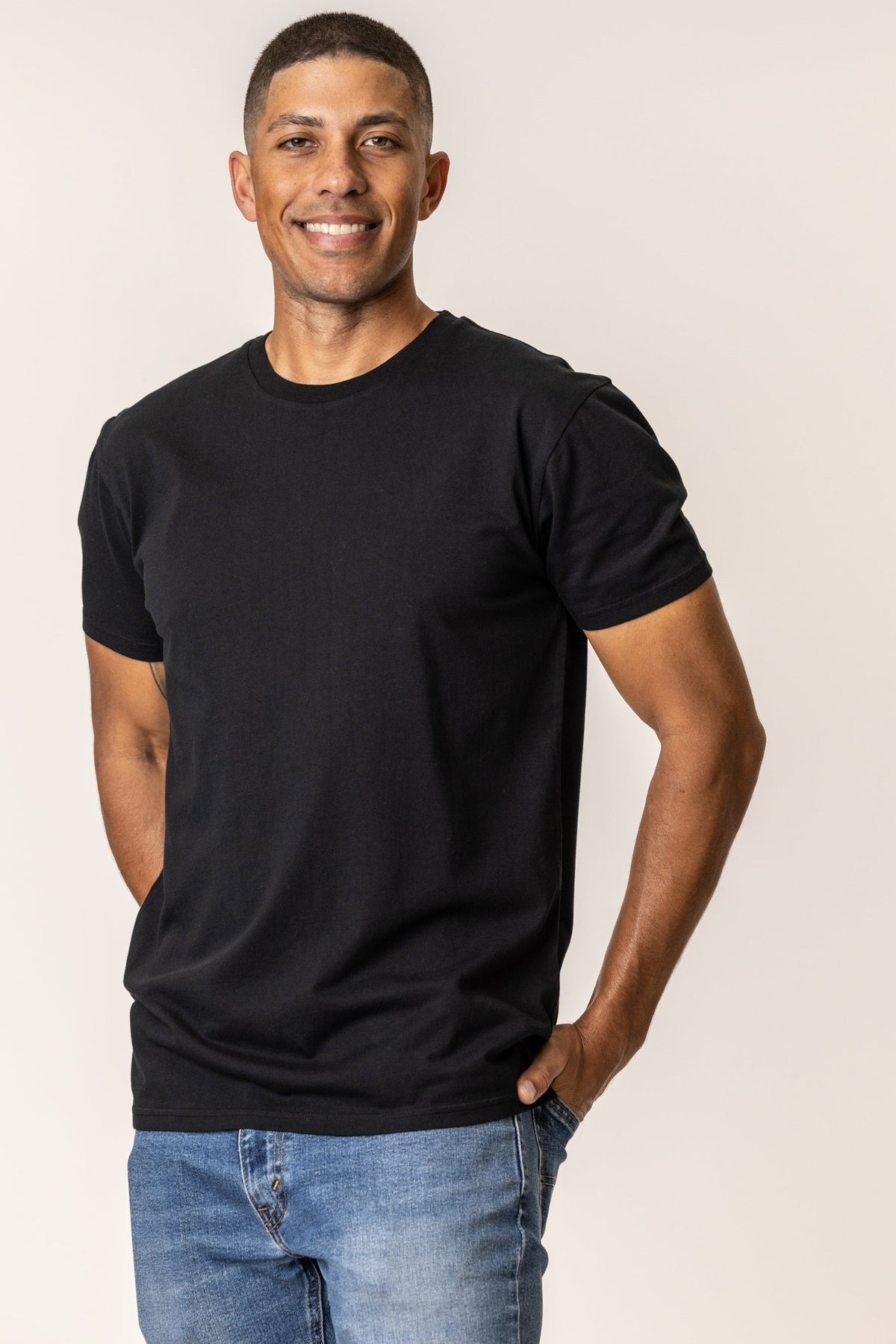 Man wearing a black cotton t-shirt#color_black
