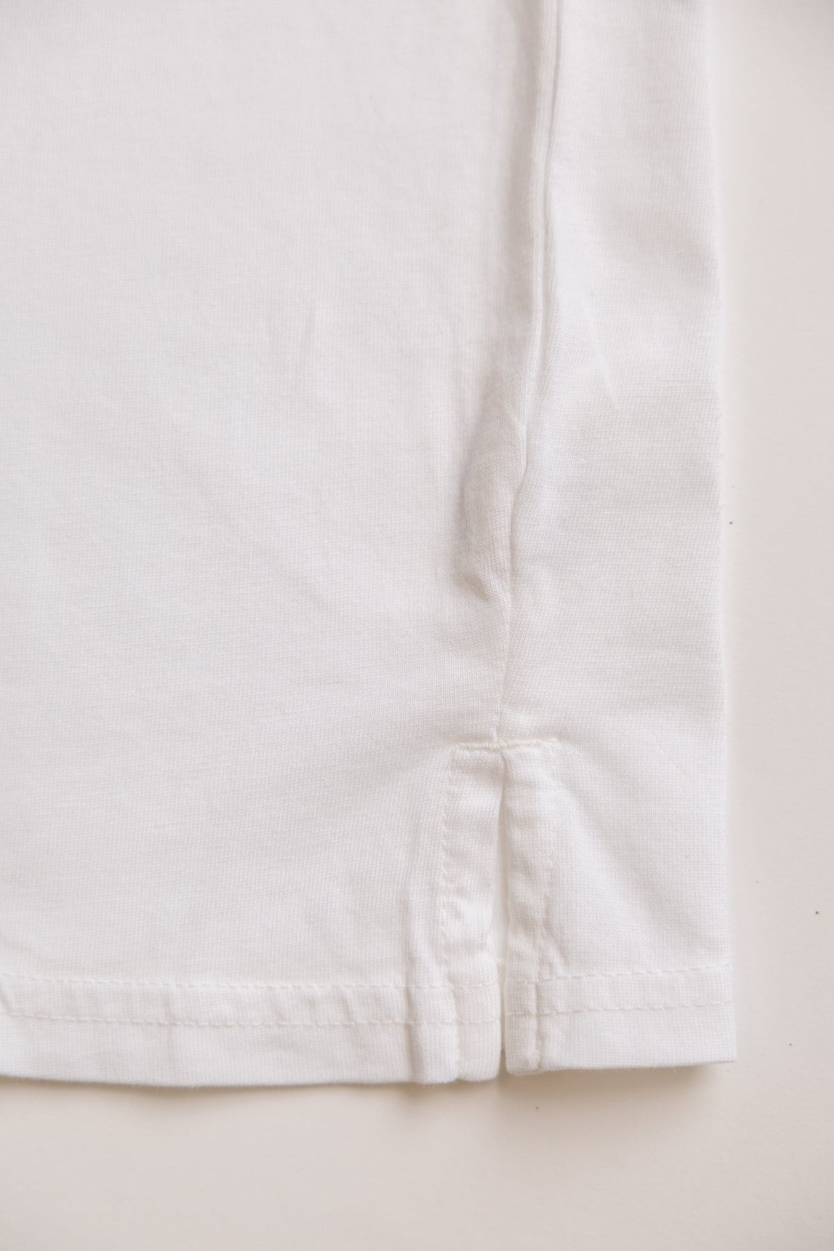 Close-up of a white organic cotton t-shirt fabric#color_white