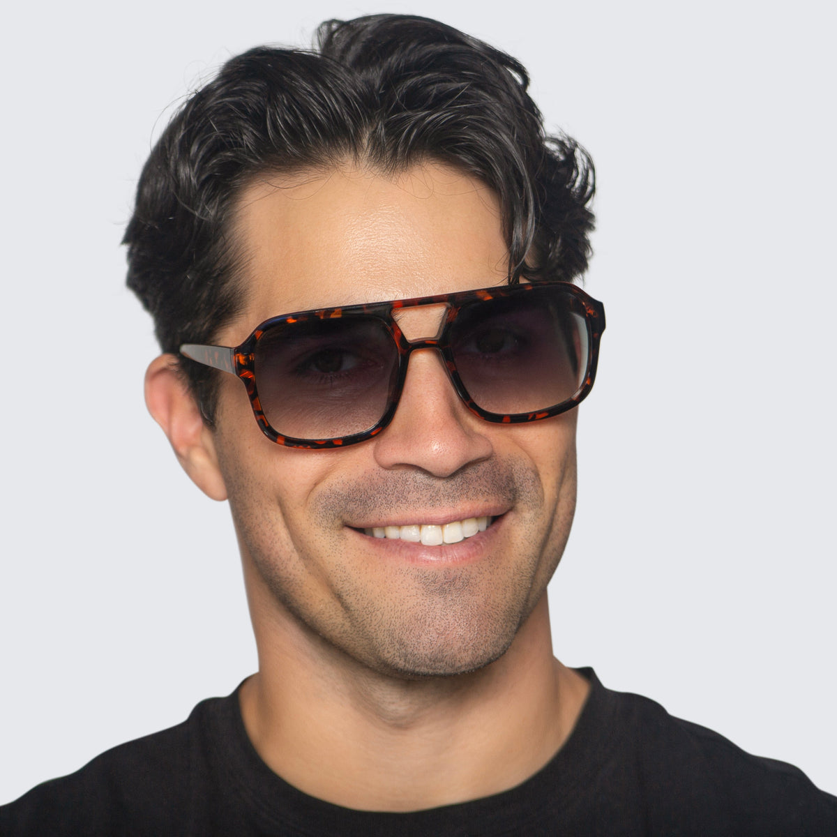 Jaxy Diplomat Aviator sunglasses — worn view #Color_Tort/Green
