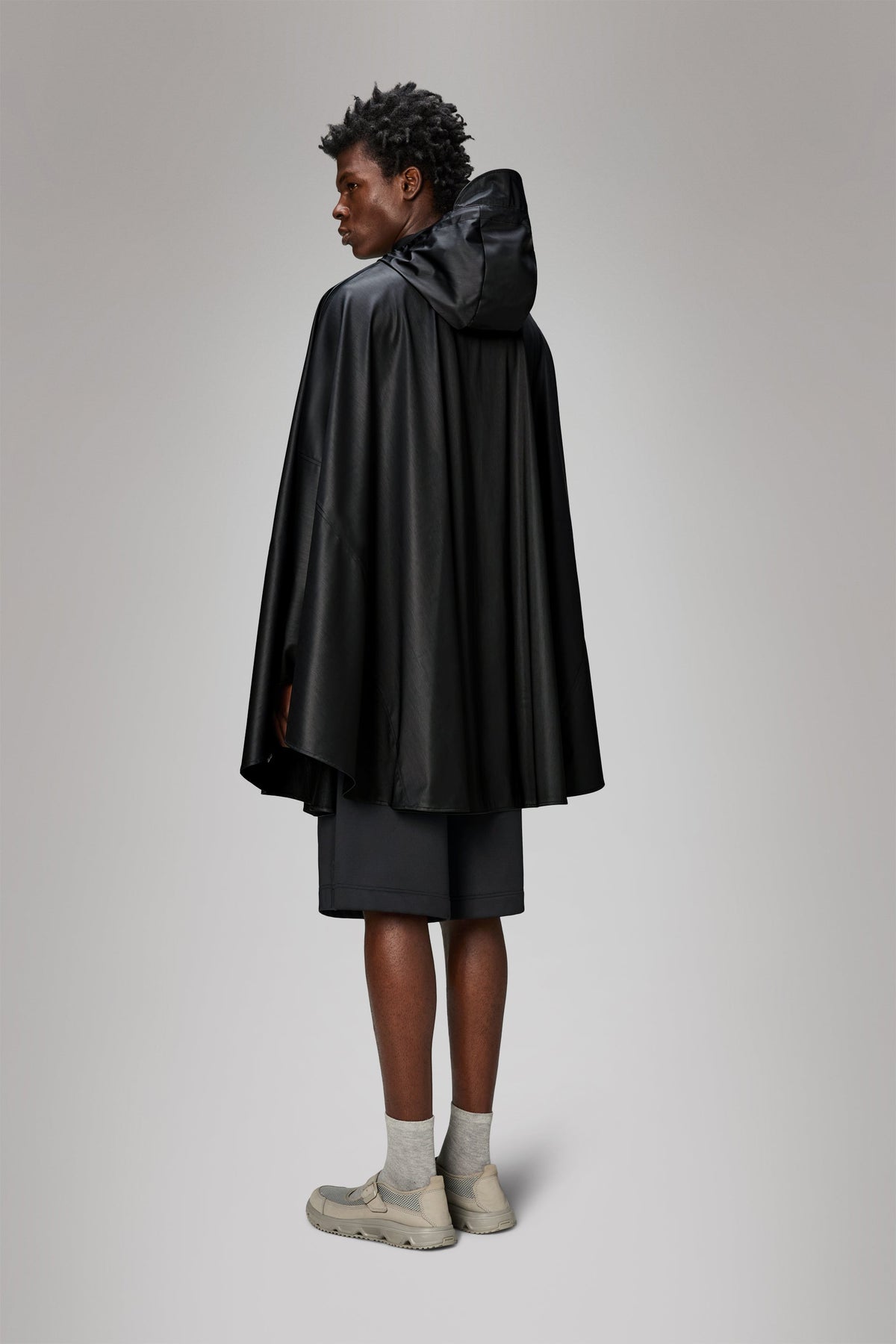 RAINS Cape Black Grain Cape