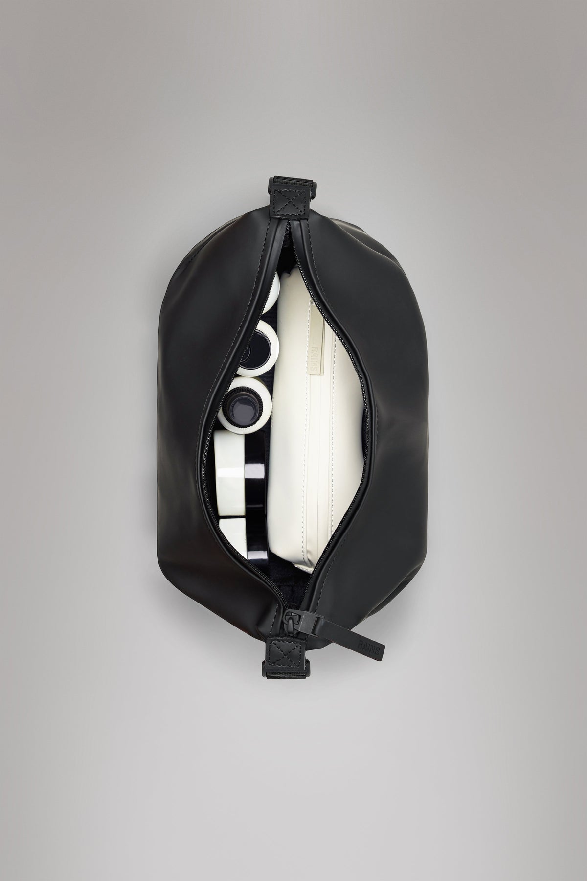 RAINS Hilo Wash Bag Black 4.40L H18 x D12 x W26 cm Wash Bag