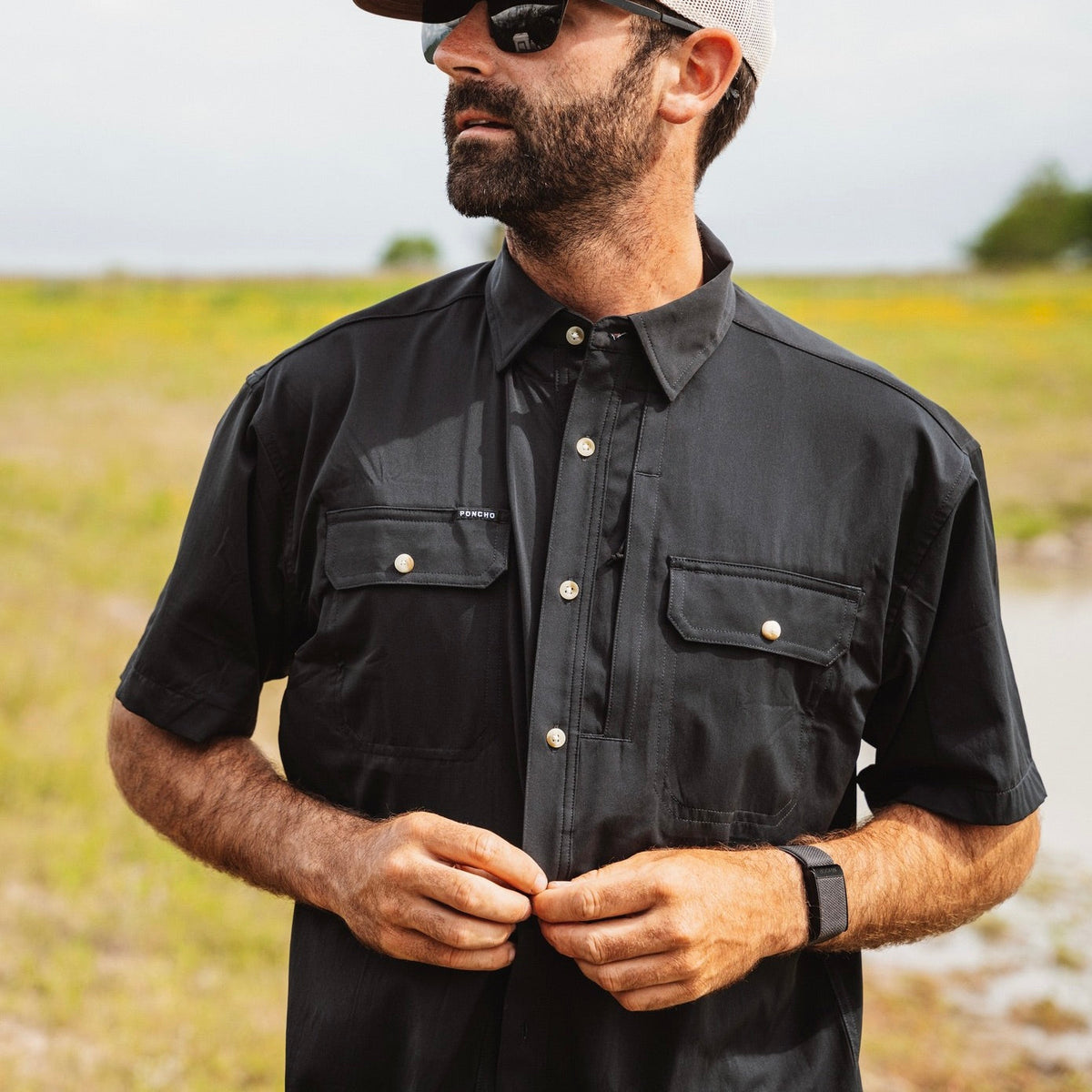 man wearing black short sleeve shirt