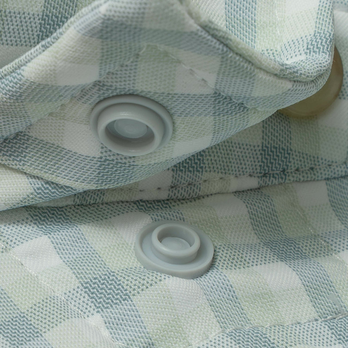collar snaps on collar of shirt