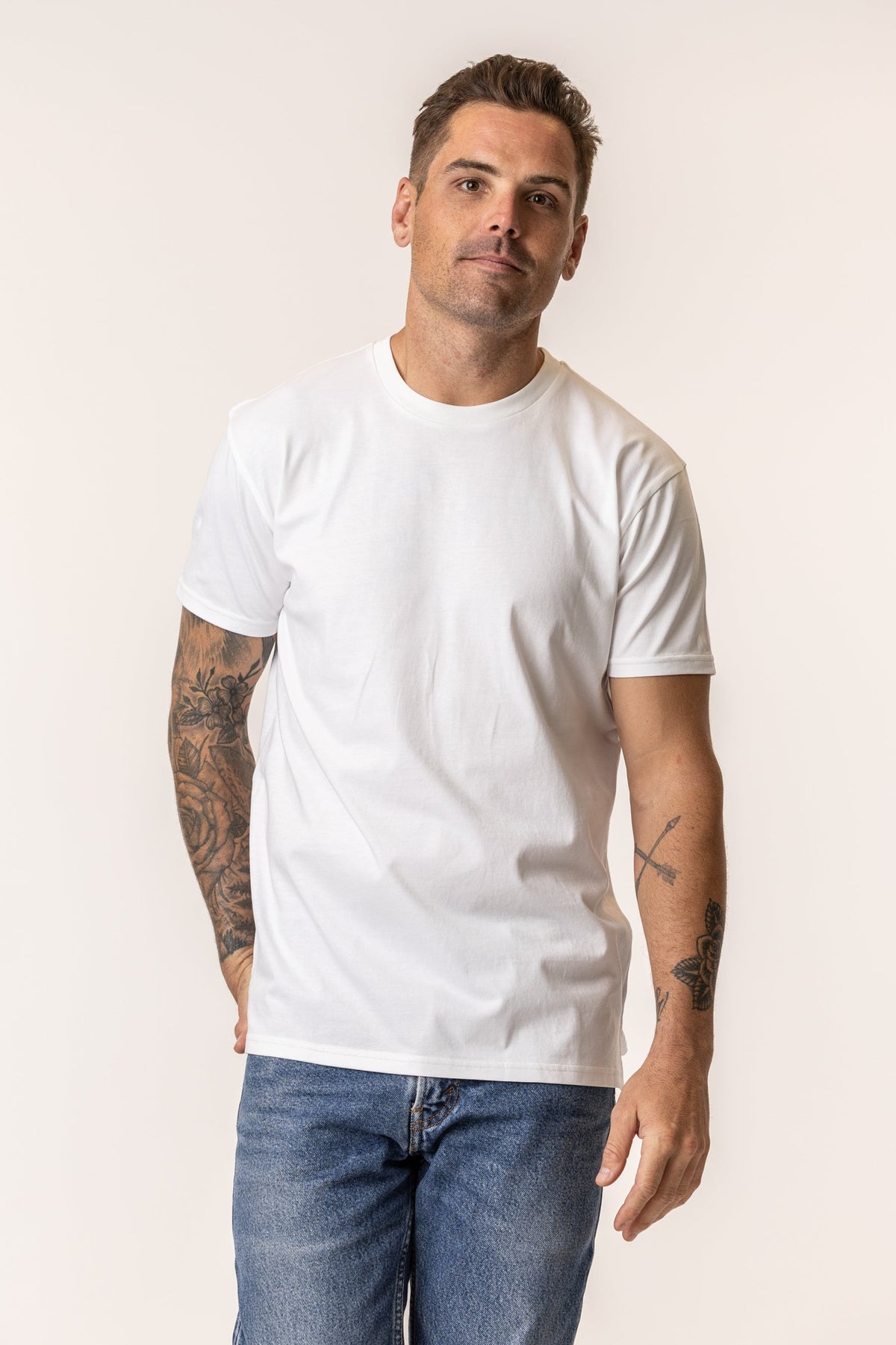 Man wearing a plain white t-shirt#color_white