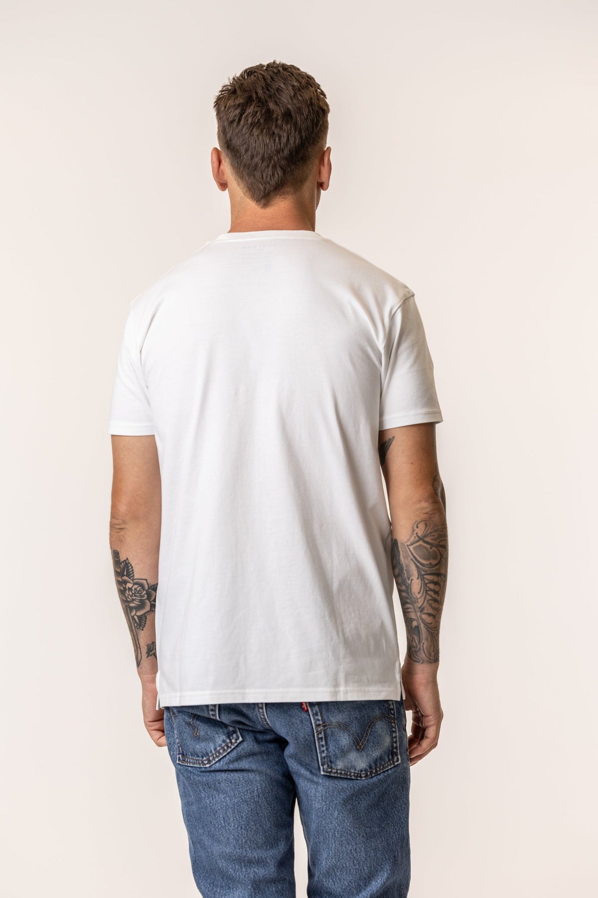 Person wearing a plain cotton white t-shirt#color_white