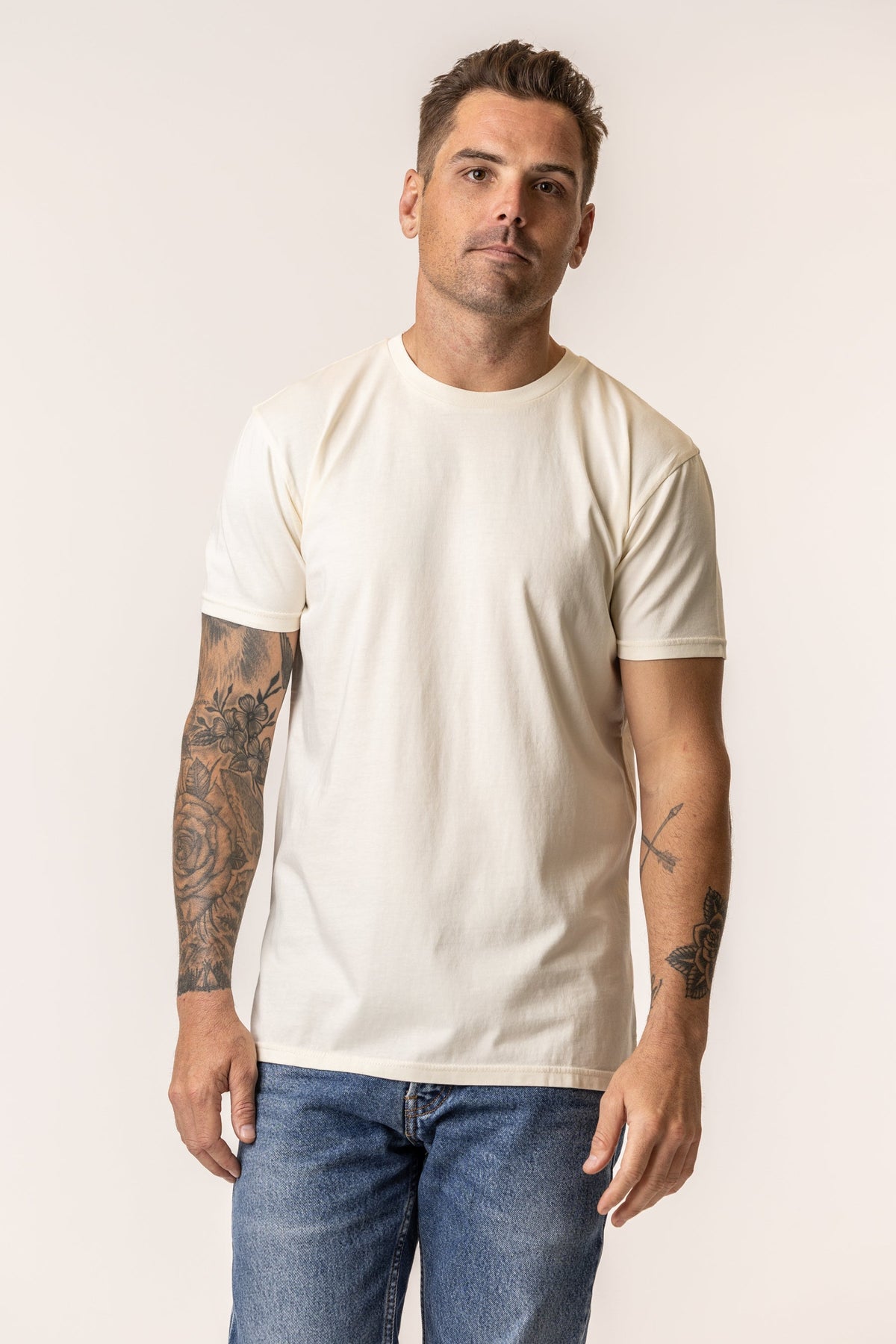 Man wearing a plain natural color t-shirt#color_natural