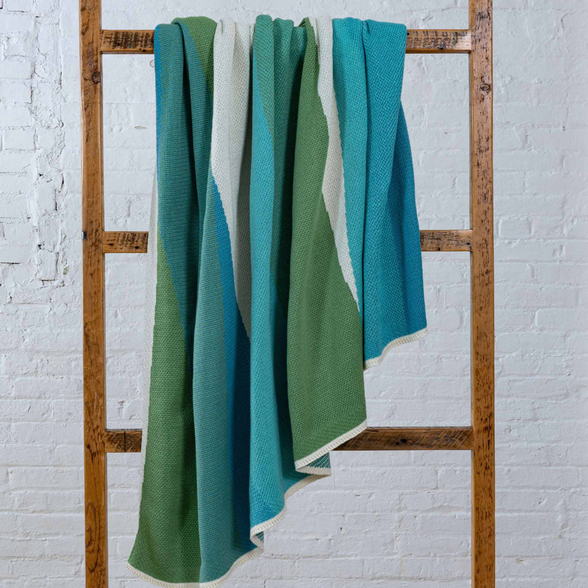 in2green Eco Throw Poly Refractions - Indoor | Outdoor Sustainable Knit Modern Throw Blanket 601570195181 POLY-REF1