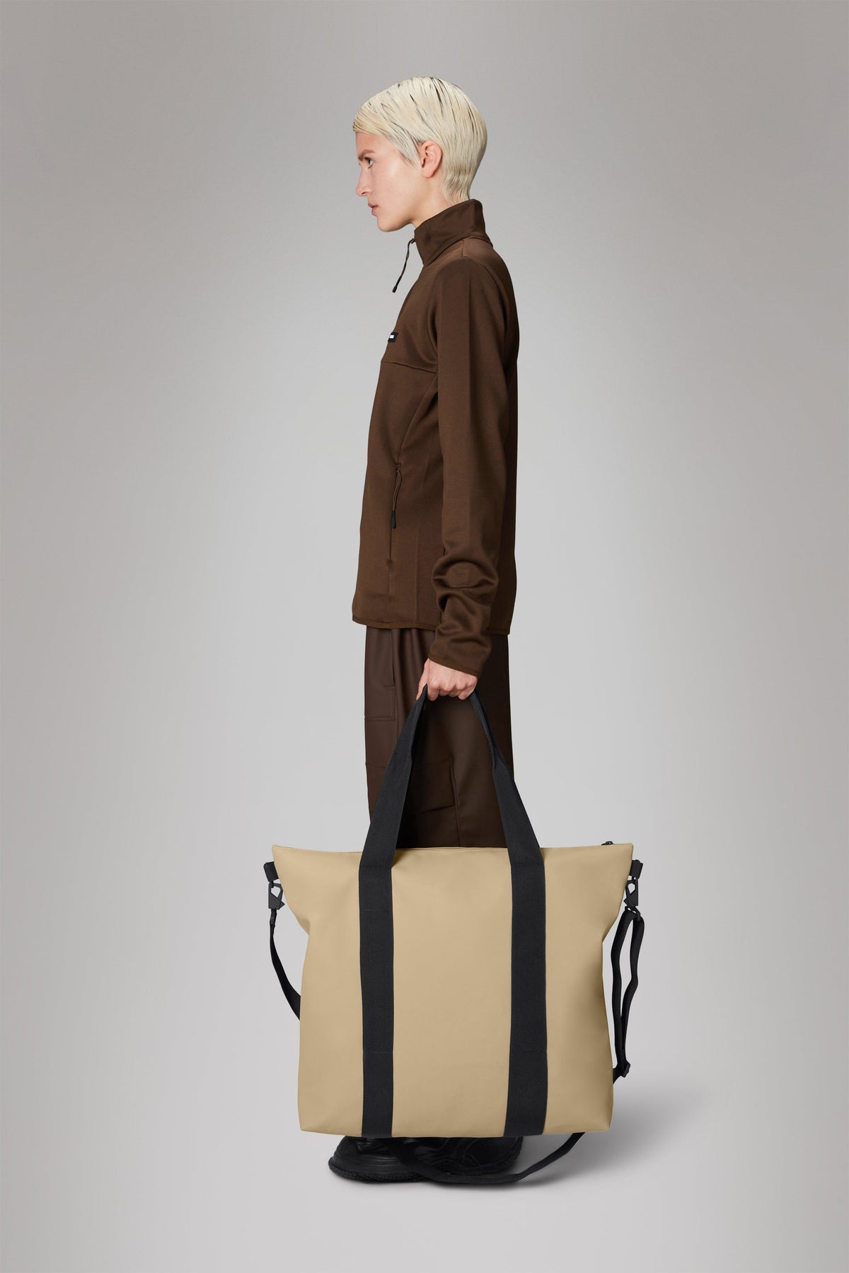 RAINS Tote Bag Sand 23L H46 x D10 x W53 cm Tote