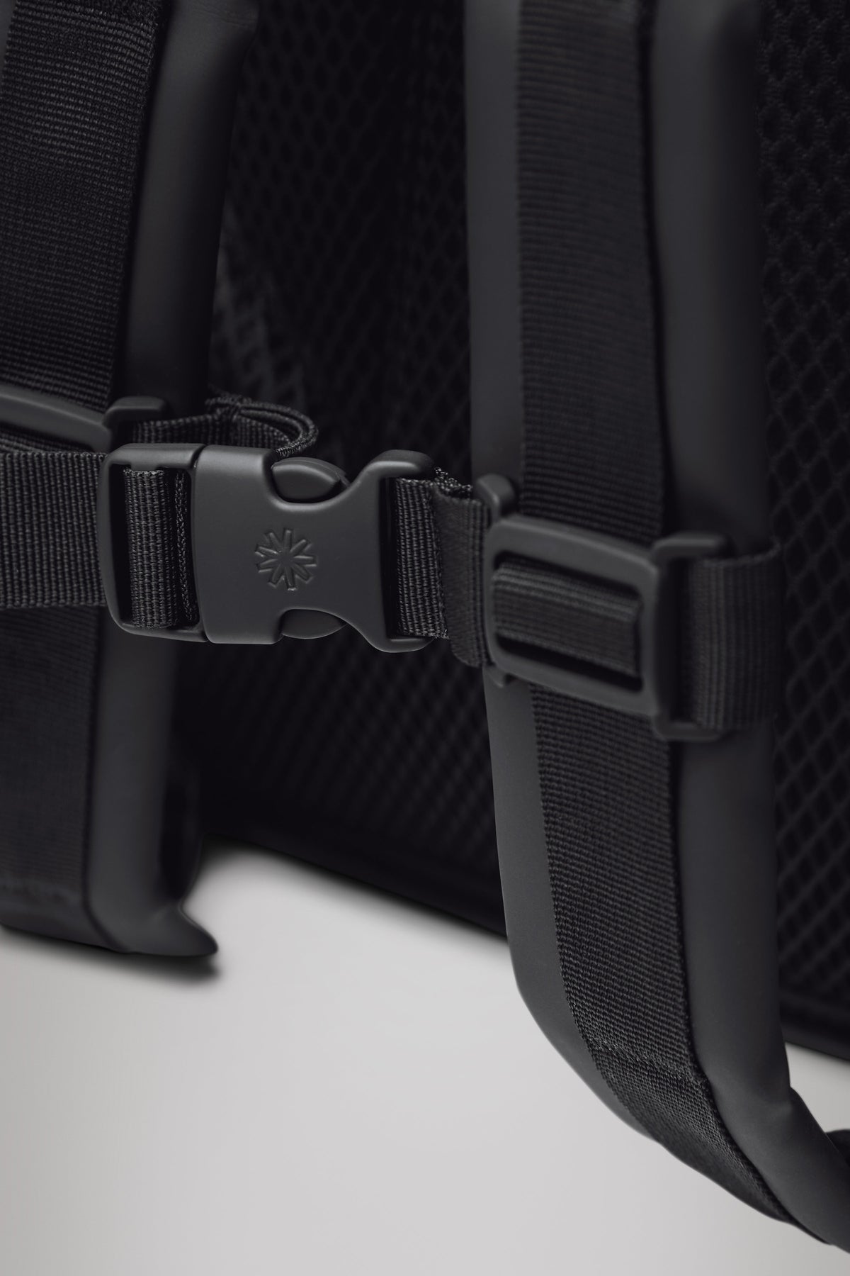 RAINS Rolltop Rucksack Lagoon 17L H60 x D11 x W32 cm Backpack