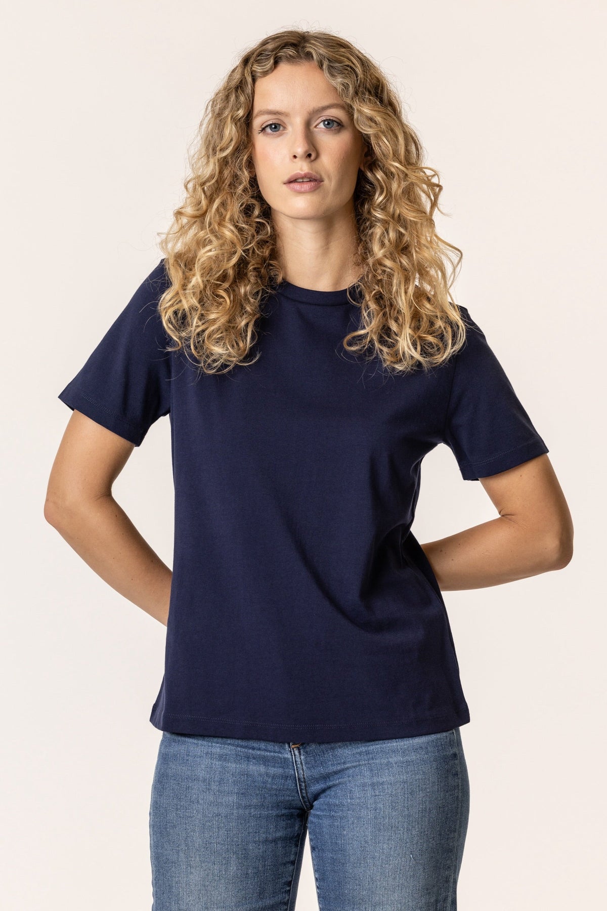 Woman wearing a navy blue t-shirt#color_navy-blue