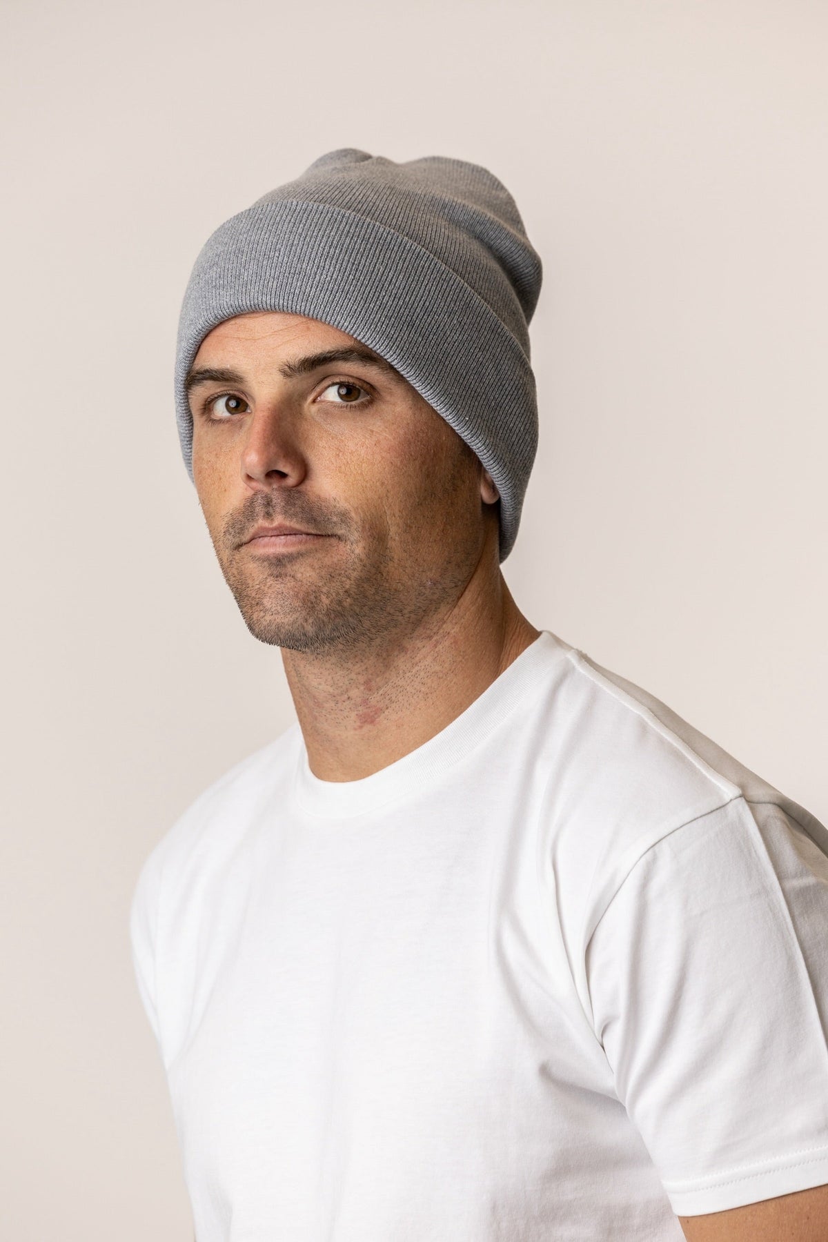 Man wearing an organic cotton beanie in gray color