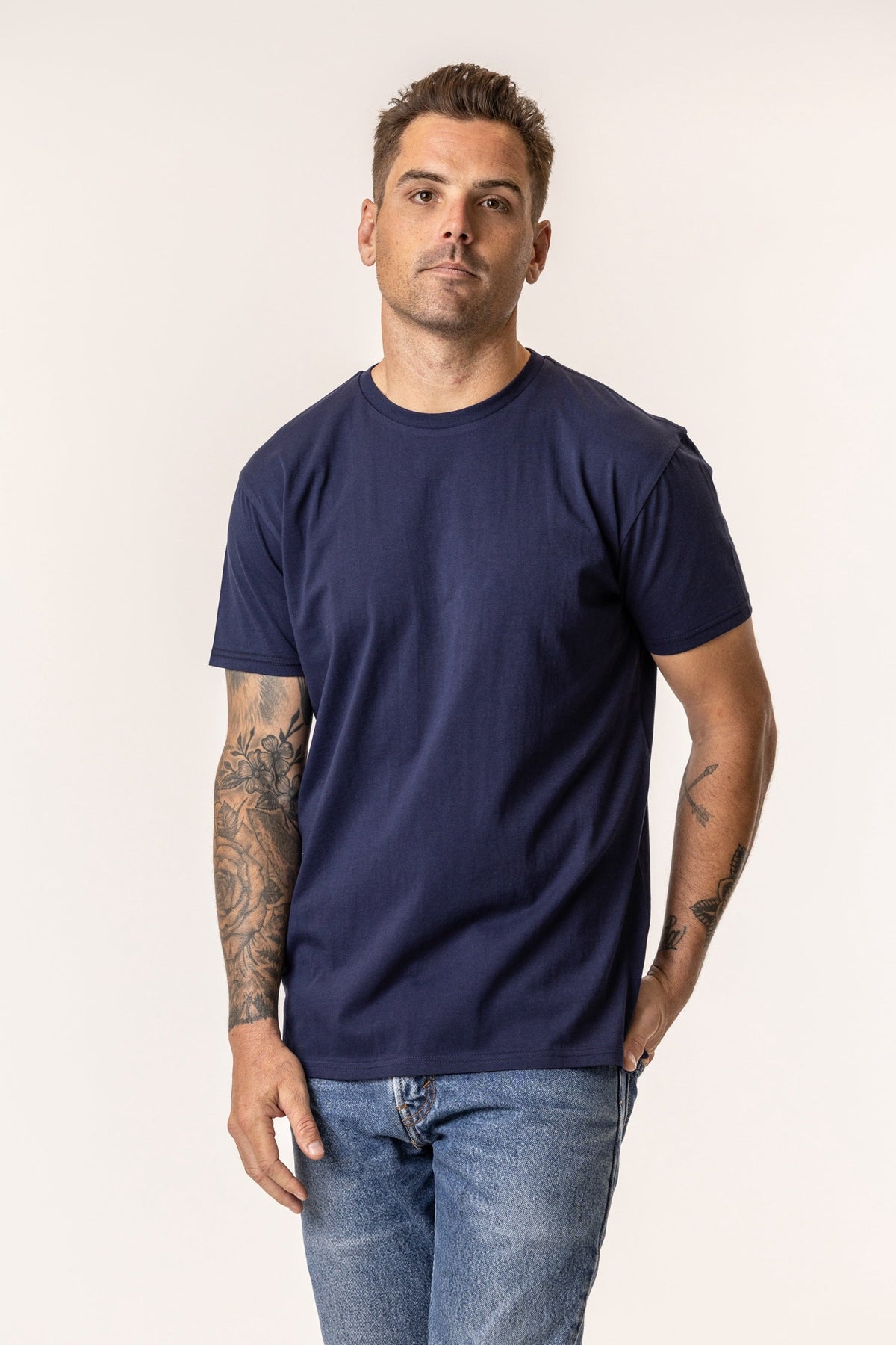 Man wearing a navy blue t-shirt#color_navy-blue