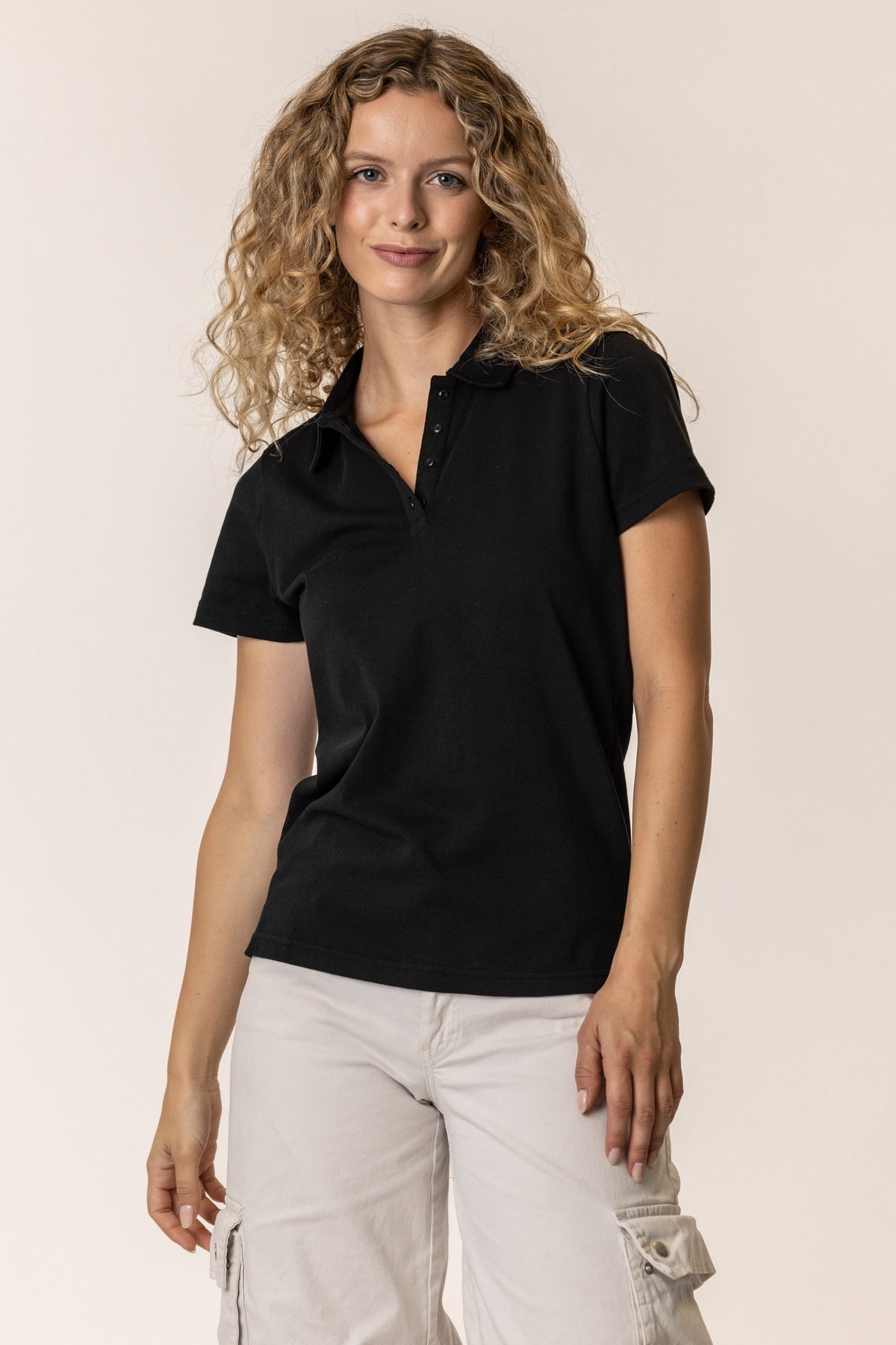 Woman wearing an organic cotton black polo shirt#color_black