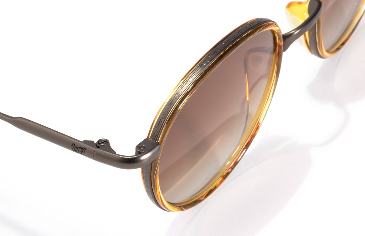 PROD_SUN_BA_HSE sunski baia honey sepia close up angle