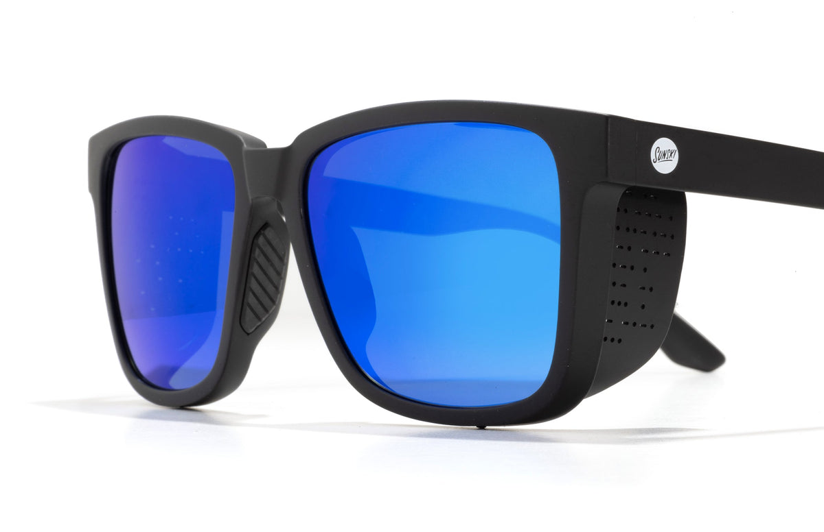 PROD_SUN_CO_BBLP sunski couloir black blue close up three quarter angle