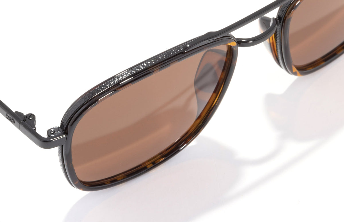PROD_SUN_ES_TAM sunski estero tortoise amber close up of lens angle