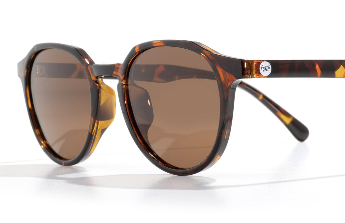 PROD_SUN_VT_TAM sunski vallarta tortoise amber close up three quarter angle
