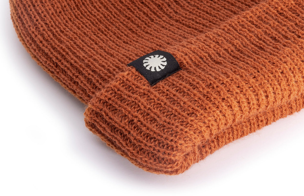 PROD_BEA_SS_BSI sunski shoulder season beanie burnt sienna close up of tag