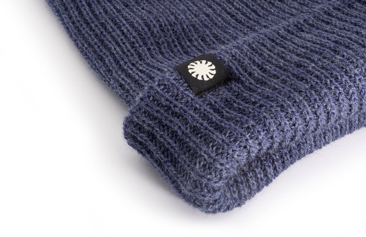 PROD_BEA_SS_DEN sunski shoulder season beanie denim close up of tag