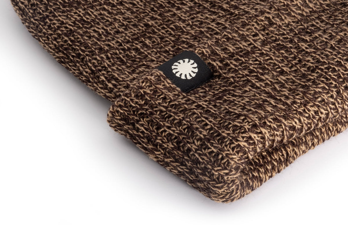 PROD_BEA_SS_SST sunski shoulder season beanie sandstone close up of tag