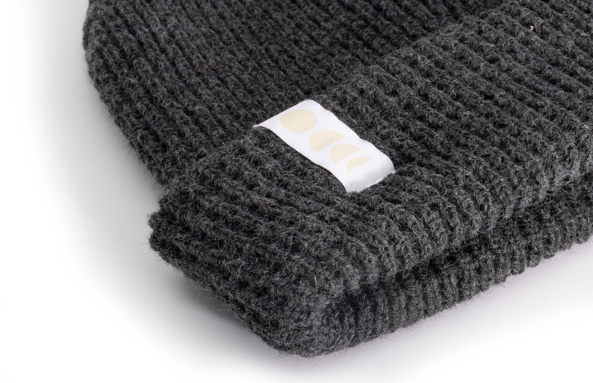 PROD_BEA_WS_CHA sunski winter sun beanie charcoal close up of tag