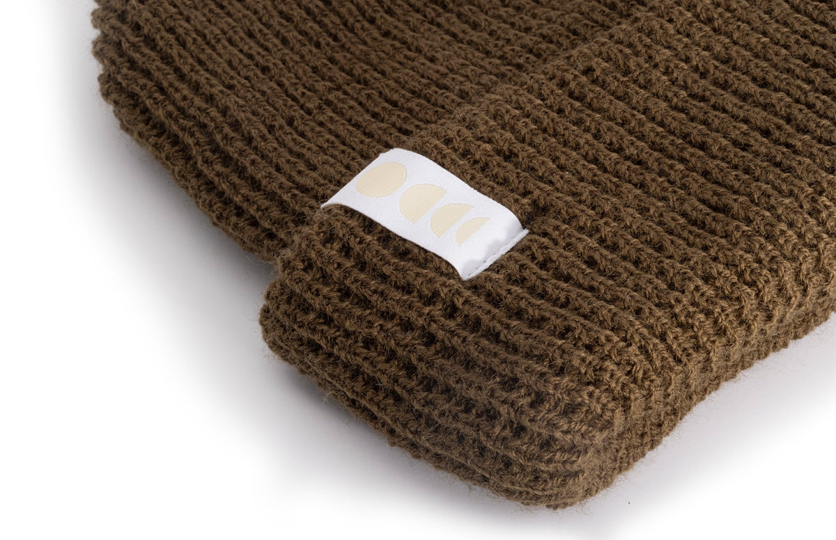 PROD_BEA_WS_FOR sunski winter sun beanie forest close up of tag