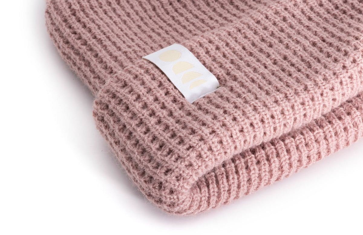 PROD_BEA_WS_ROS sunski winter sun beanie rose close up of tag