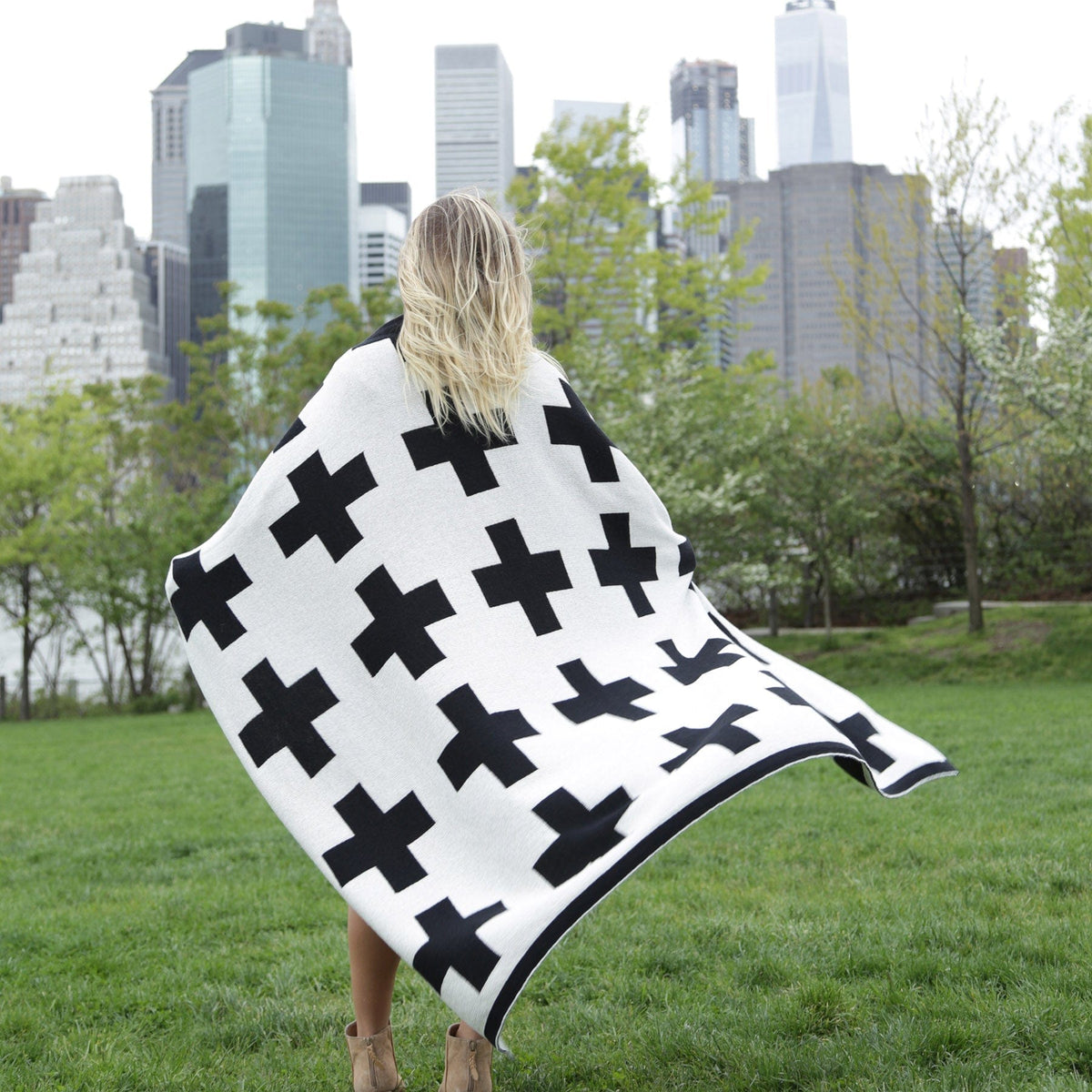 in2green Eco Throw Reversible Sustainable Knit Geometric | Patterned Throw Blanket - Swiss Cross