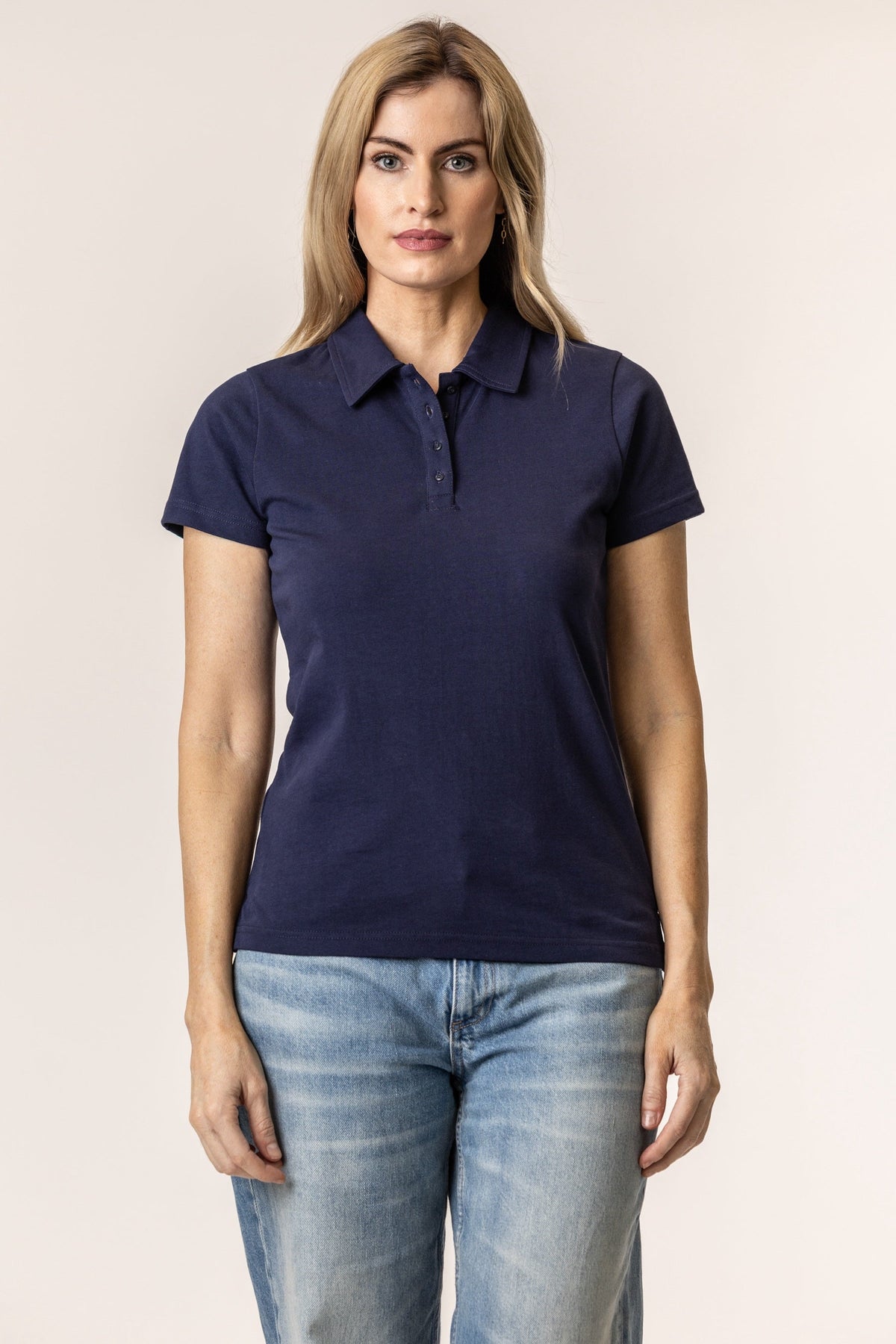 Woman wearing a navy blue polo shirt#color_navy-blue
